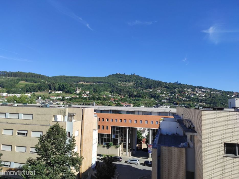 Costa T2 com varanda, garagem e ar condicionado em Guimarães