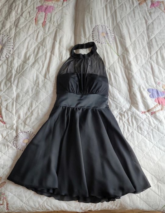 Elegancka czarna sukienka wieczorowa