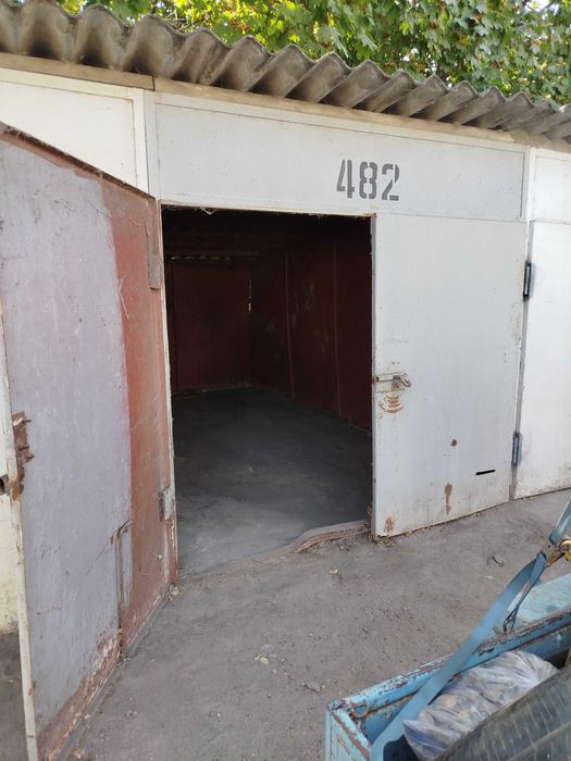 Продам гараж на стоянке.