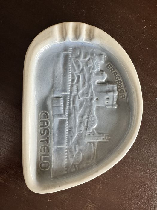 Cinzeiro de cerâmica peça decorativa cidade de Bragança