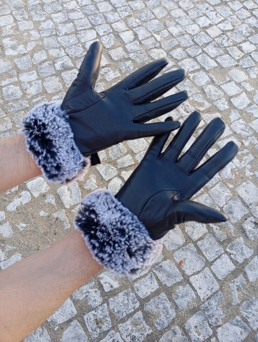 Luvas Pretas de Napa com Pelo e Detalhe de Laço
