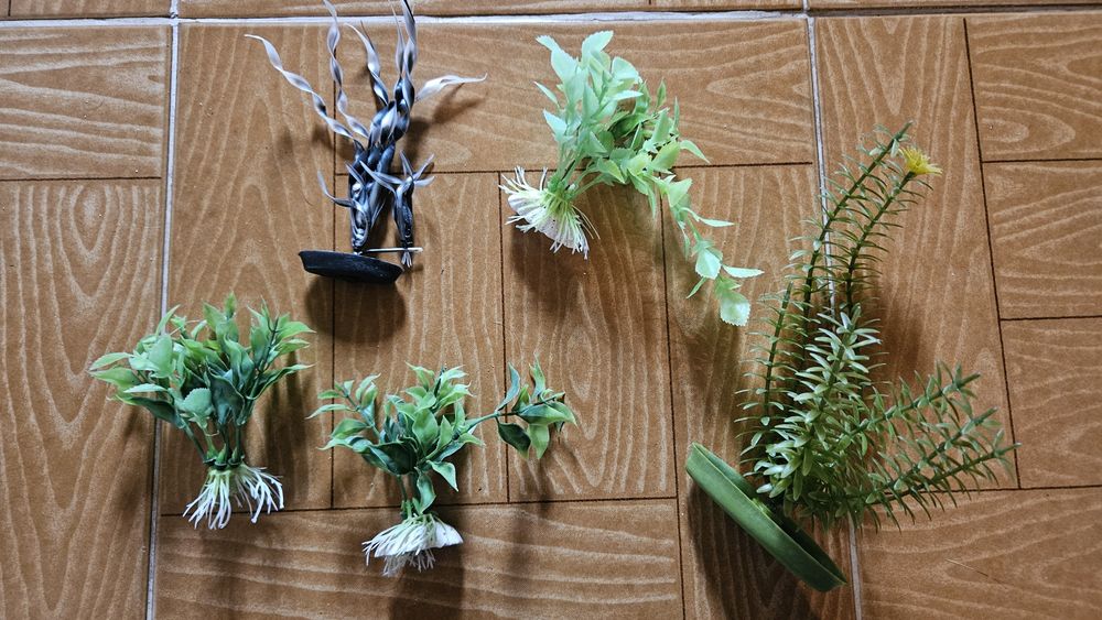 Varias Plantas Artificiais de Plástico para Aquário