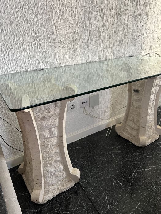 Aparador de pedra e vidro