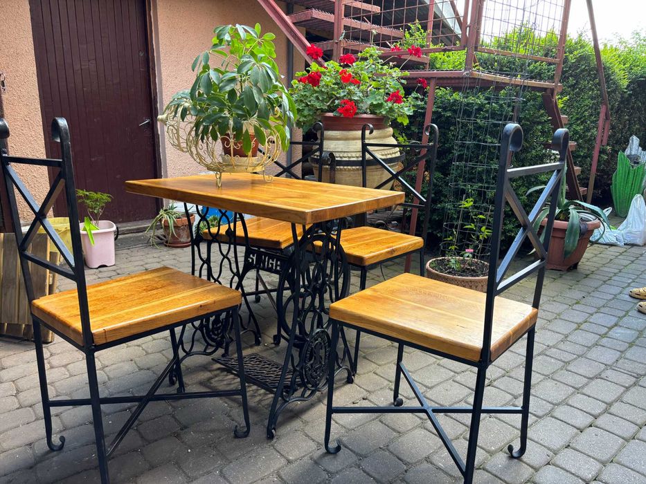 Stolik z maszyny do szycia kute krzesła.