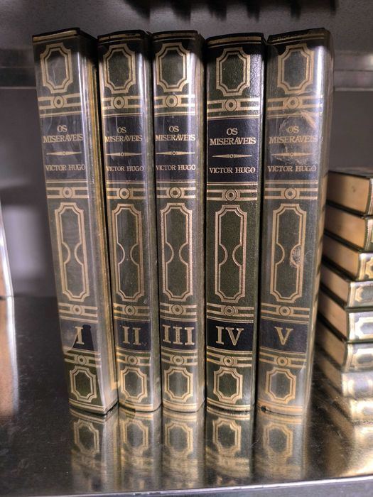Livro “Os Miseráveis” — Victor Hugo (coleção completa, 5 volumes)