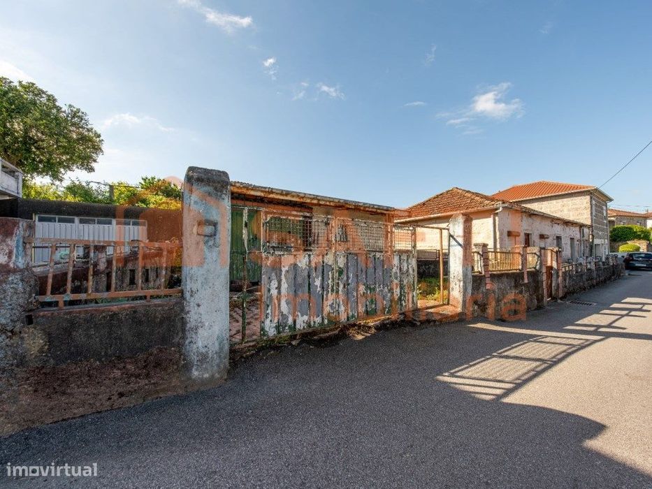 Terreno com 4 moradias geminadas para recuperar em Serzedelo-Guimarães