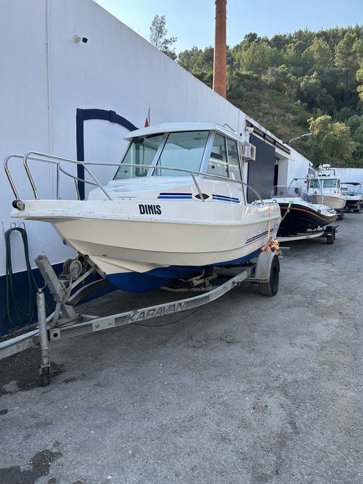 Barco cabinado como novo