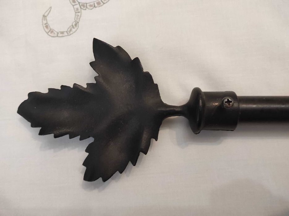 Varão tubular preto para cortinado