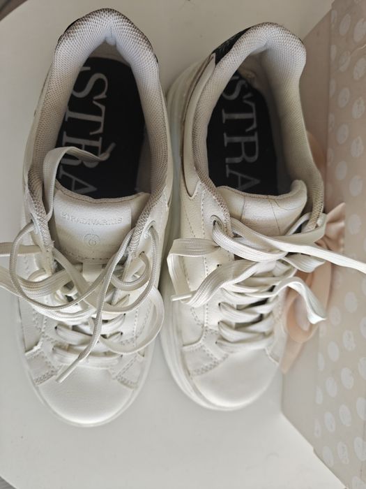 Białe sneakersy gruba podeszwa Stradivarius 36