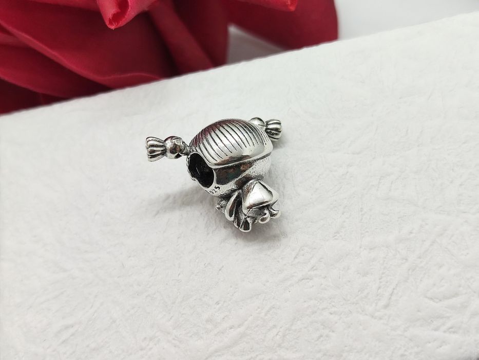 Charm's srebrny dziewczynka z ruchomymi warkoczykami S925