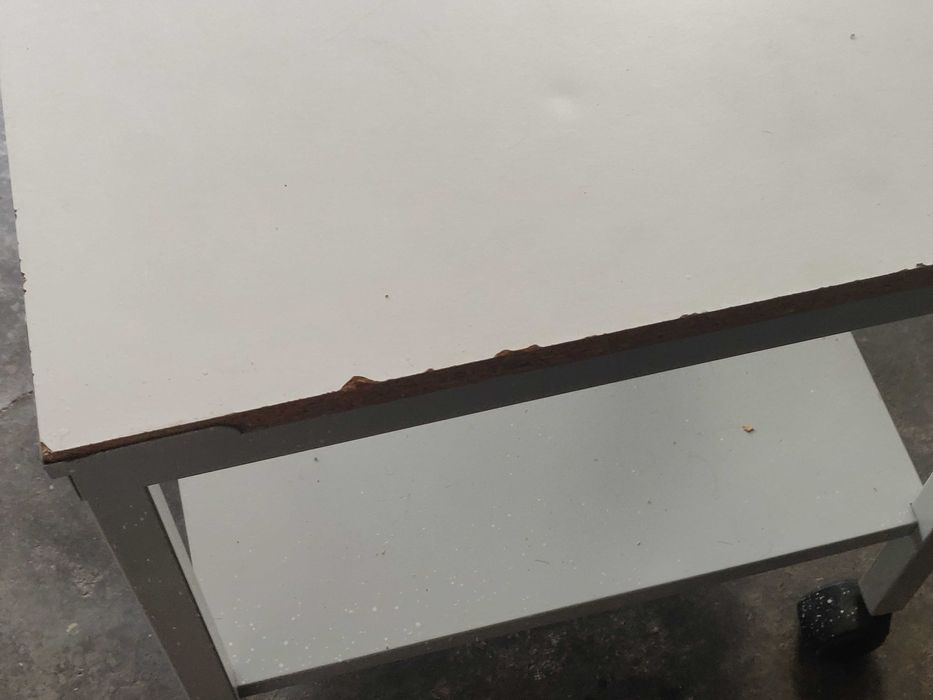 Mesa pequena branca