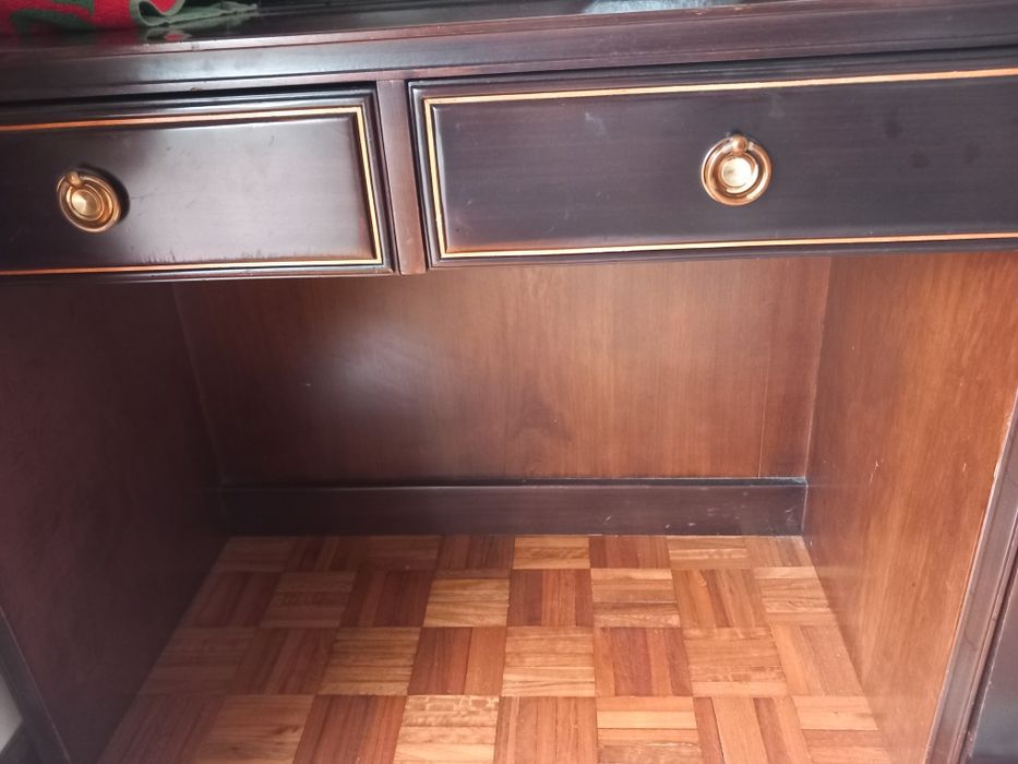 Secretária clássica.