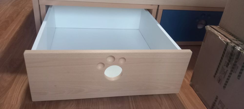 Cama solteiro beje com arrumação