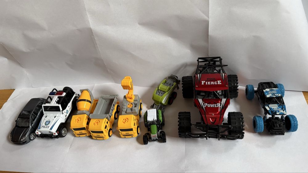 Zestaw zabawkowych samochodów