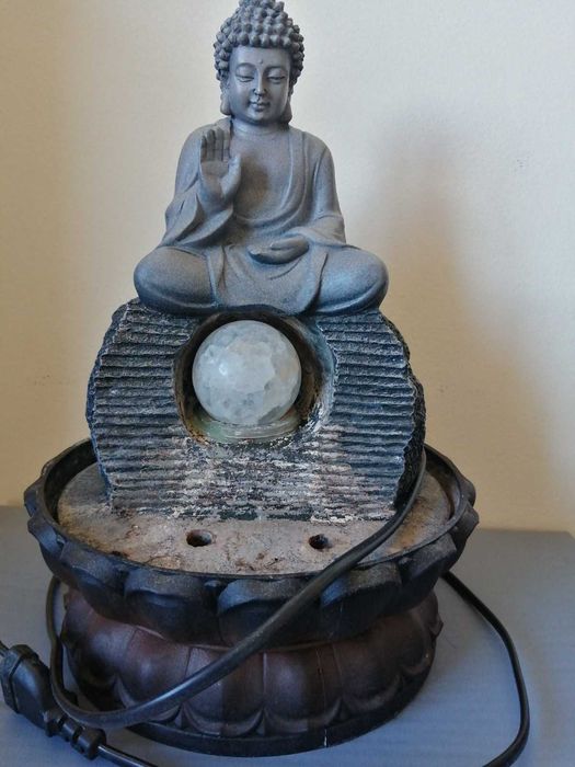 Fonte em forma de buda