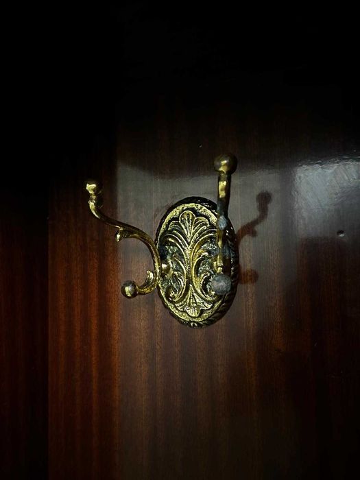 Guarda-fatos com espelho e iluminação