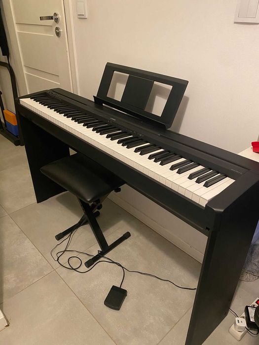 YAMAHA P-45 + drewniany STATYW + ŁAWA + pedał sustain (Digital Piano with wooden stand, bench, pedal)