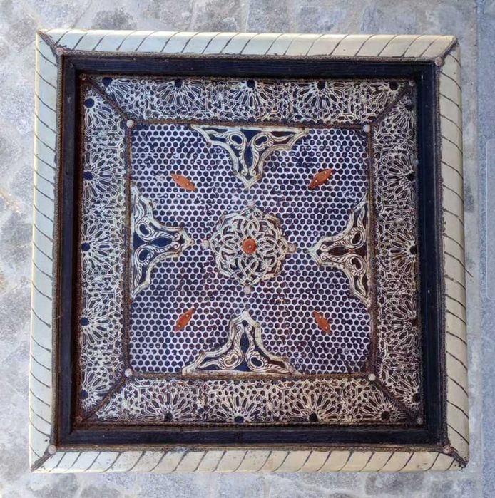 Mesa de apoio marroquina vintage em madeira e metal cinzelado e vidro