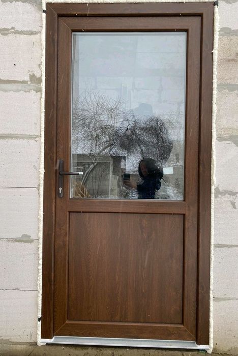 Двері вхідні коричневі, Металопластикові двери нові
