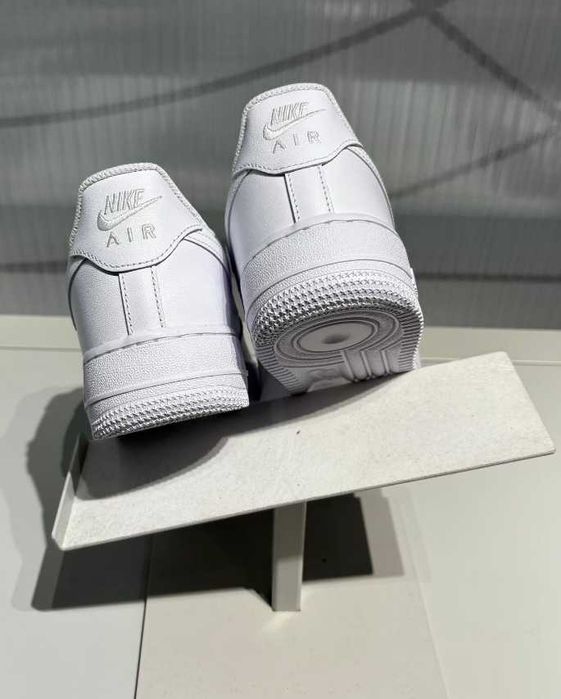 Buty sportowe męskie Nike Air Force 1 07 białe 45