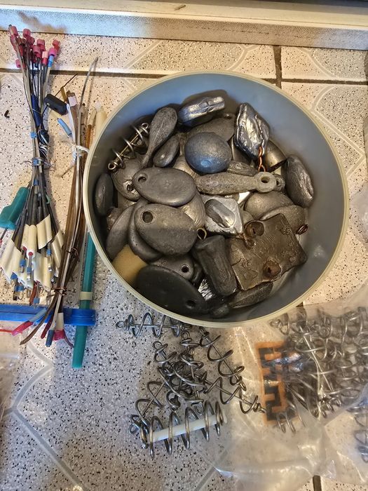 Спінінги, гачки...