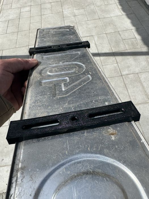 Безрамкове кріплення номерного знака авто
