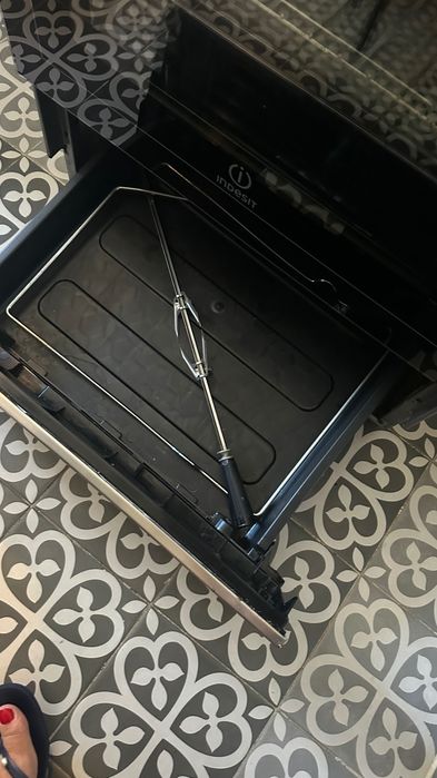 **Fogão Elétrico Indesit com Placa | Espeto Rotativo | Gaveta Aquecedora | Excelente Estado**
