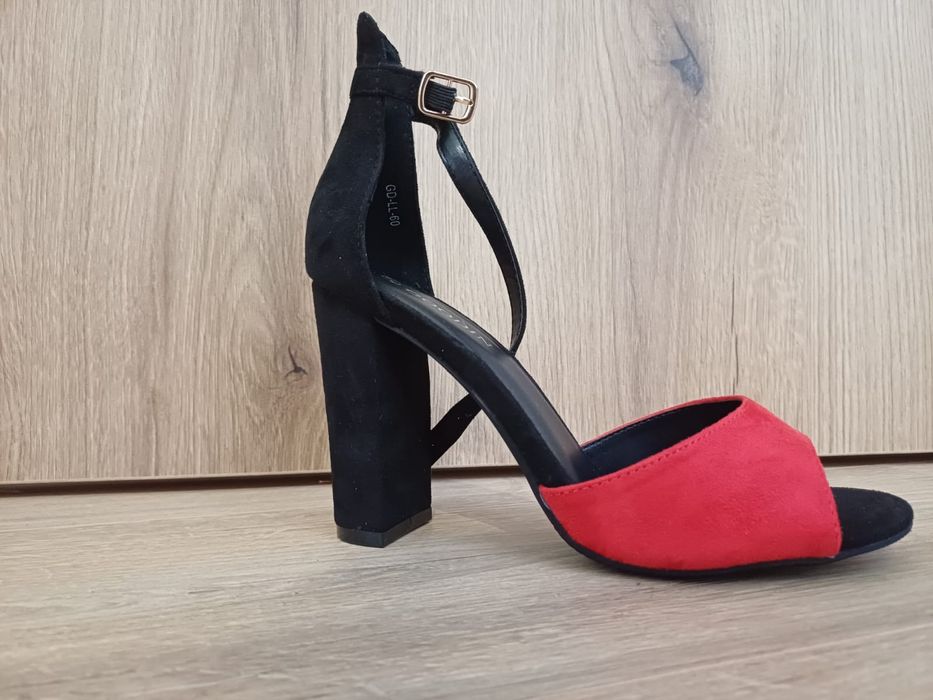 Sandały na słupku r. 37