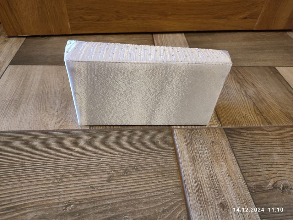 Nowa srebrna torebka damska na złotym łańcuszku