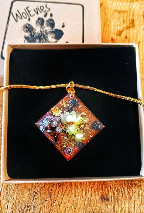 Duży wisiorek handmade z prawdziwymi kwiatami – elegancki prezent