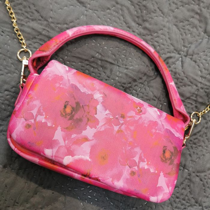 Mała torebka na ramię z łańcuszkiem Mohito