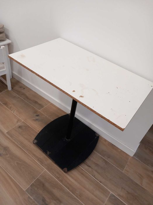 mesa em madeira e base em metal