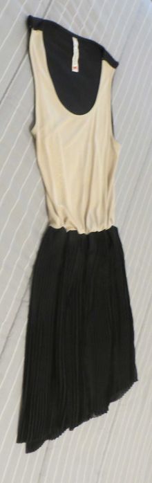 Vestido Springfield, dourado à frente, saia preta plissada e forrada M