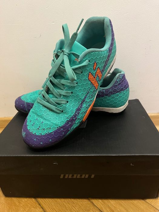 Buty piłkarskie, korki Huari