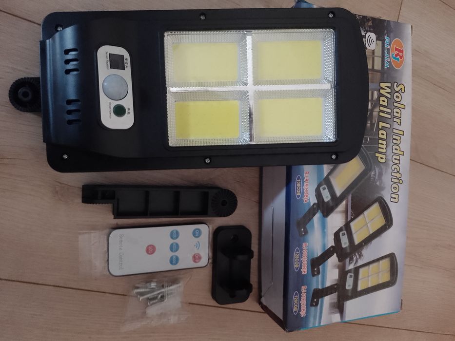 Solarna lampa ścienna