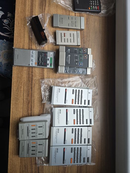 Piloty Akai RC-T2,Hitachi VT-RM11AVT-RM90E,nowe,prl.