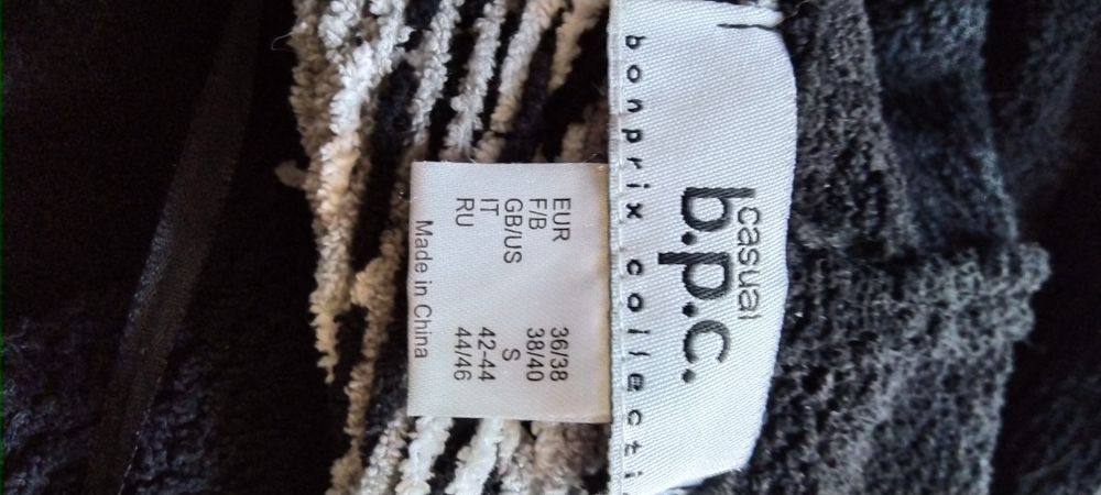 Sweter damski z kapturem