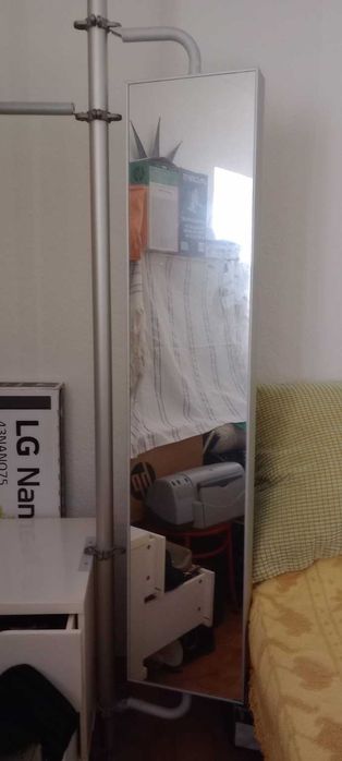 Espelho de corpo inteiro com estrutura metálica