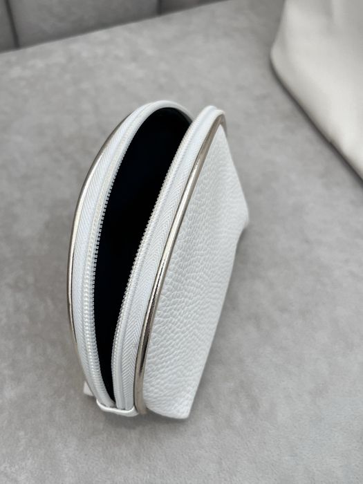 Набір з трьох косметичок білого кольору