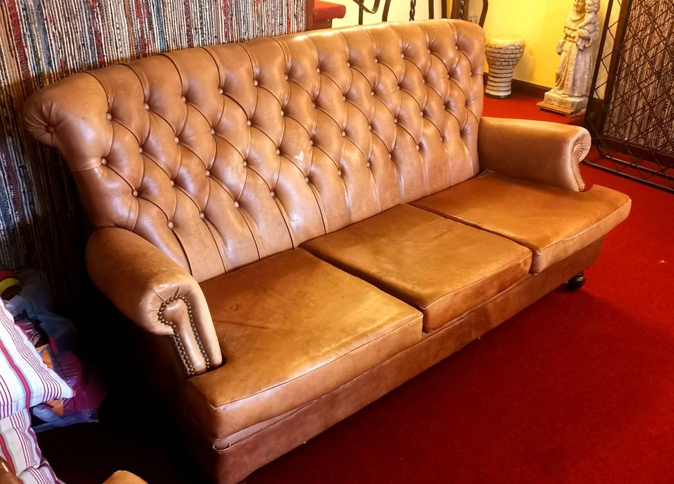 Sofá tipo  Chesterfield em pele