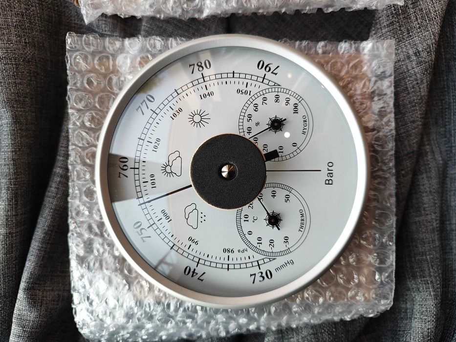 Метеостанция с барометром,гигрометром, на сувенир или подарок.