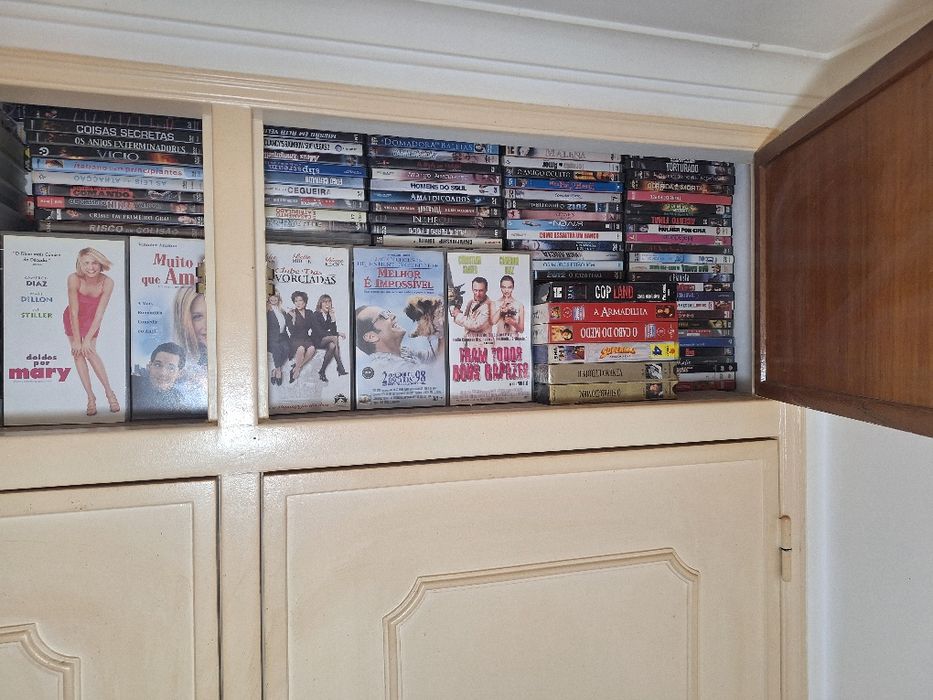Mais de 300 filmes em DVD e cassetes BETA e VHS impecaveis