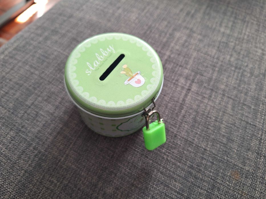 Mealheiro / Caixa com cadeado nova