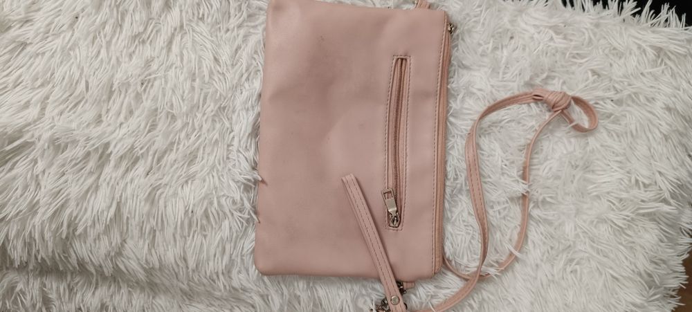 Mala de senhora à tiracolo