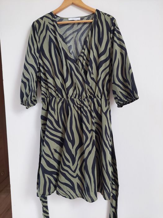 Sukienka z paskiem wzór zebry Reserved