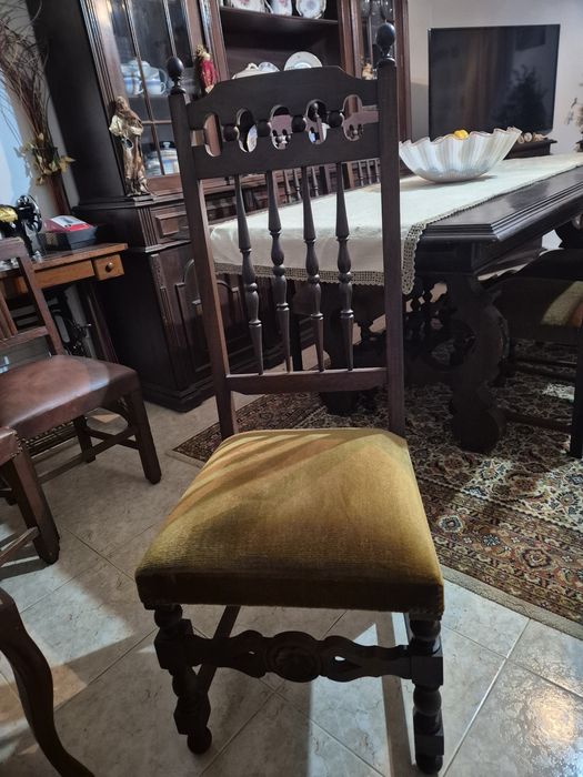 Mesa e 8 cadeiras  de Jantar estilo antigo em madeira maciça