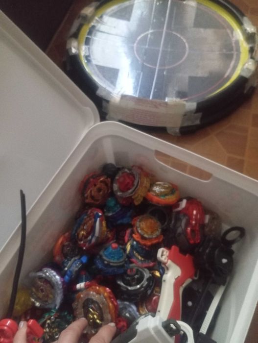 Набір блейдів з коробкою, запускателями і ареною.