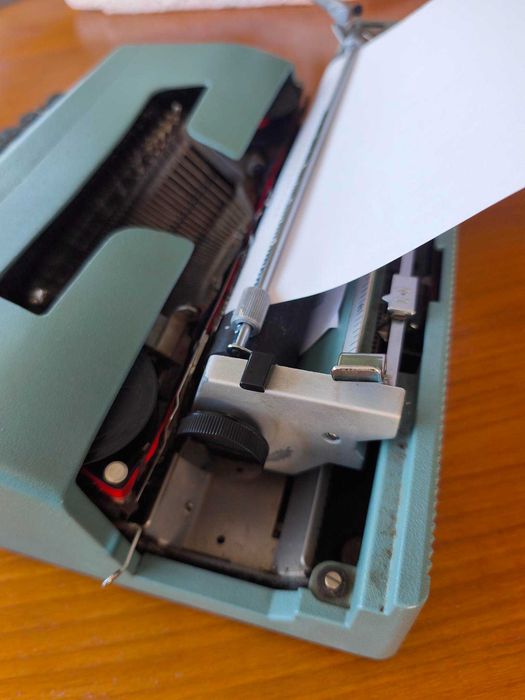 Maquina de escrever Olivetti com mala