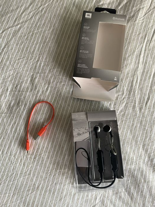 Fones Bluetooth JBL Tune 205 sem fios(com caixa original)