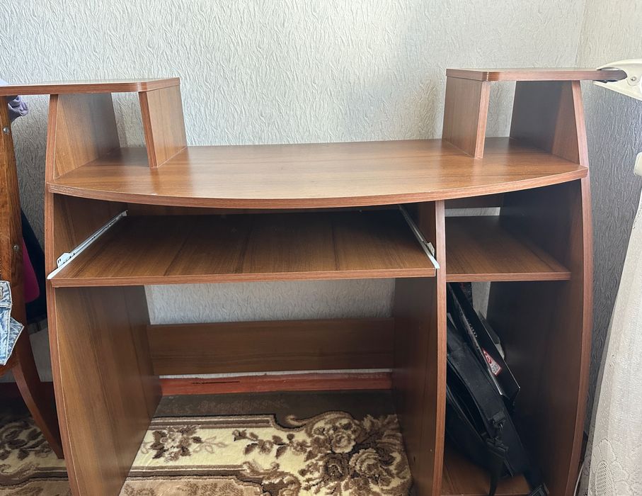 Комп’ютерний стіл